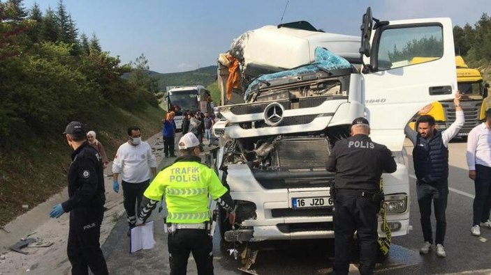 Bursa'da kamyon, yolcu otobüsüne vurdu: 1 ölü