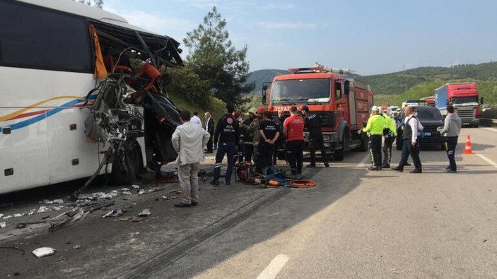Bursa'da kamyon, yolcu otobüsüne vurdu: 1 ölü