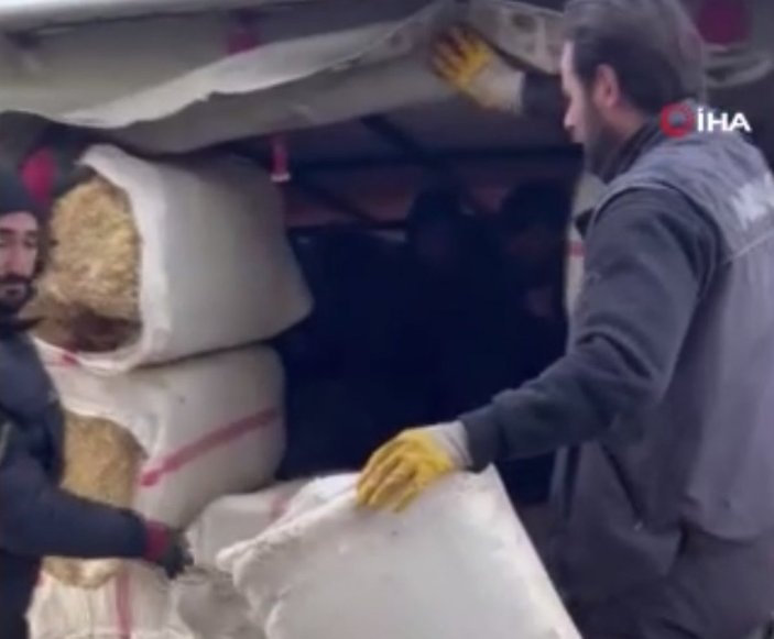 Ağrı'da göçmenler saman balyalarının arasından çıktı