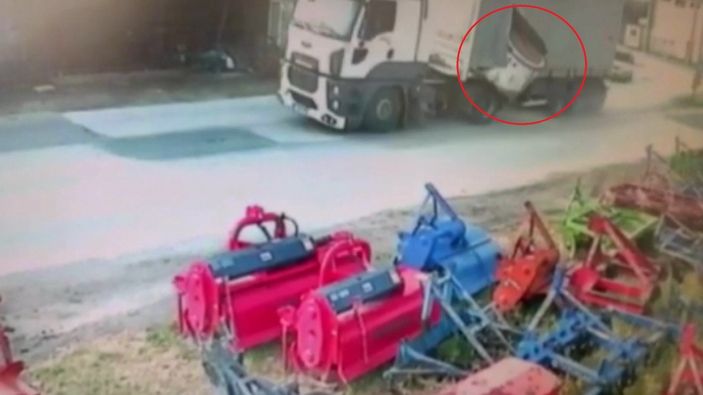 Bursa'da kamyondan 12 tonluk malzeme yola savruldu