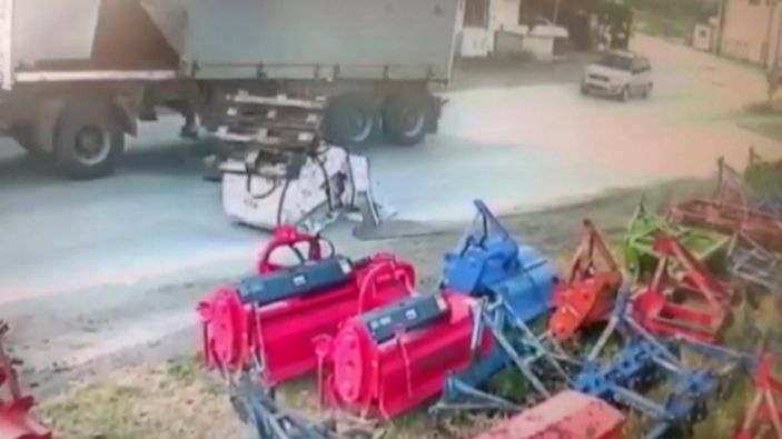 Bursa'da kamyondan 12 tonluk malzeme yola savruldu