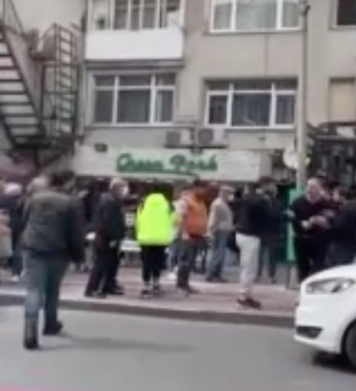 İstanbul'da bir esnaf, kuryenin motorunu parçaladı