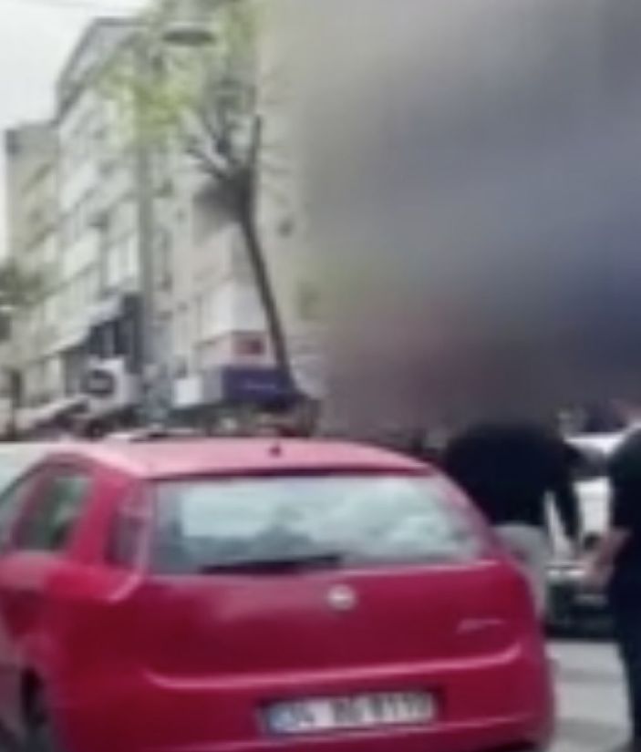 İstanbul'da bir esnaf, kuryenin motorunu parçaladı