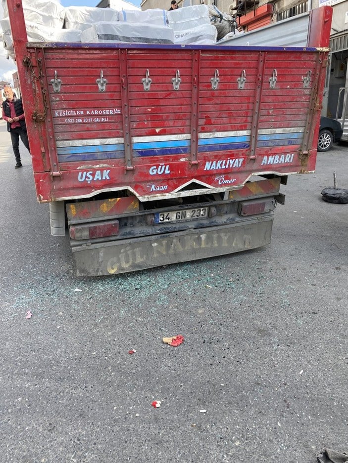 Bayrampaşa'daki sürücü iki arabanın arasına sıkıştı