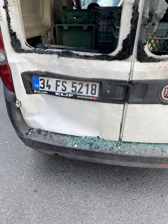 Bayrampaşa'daki sürücü iki arabanın arasına sıkıştı