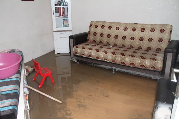 i Elazığ'da, evi sular altında kalan afetzede: Hamd olsun çocuklarımız sağ