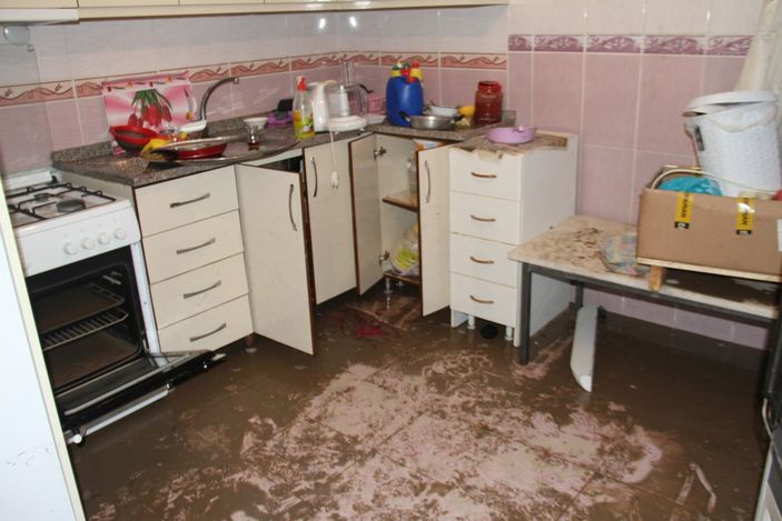 i Elazığ'da, evi sular altında kalan afetzede: Hamd olsun çocuklarımız sağ