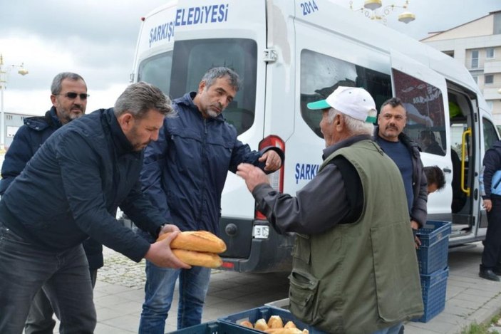 Sivas'ta fırınlar greve girdi, vatandaş ekmek dağıttı