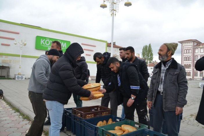 Sivas'ta fırınlar greve girdi, vatandaş ekmek dağıttı