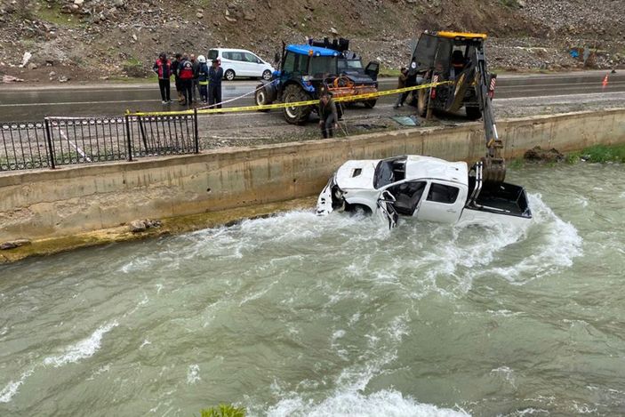 Van’da kamyonet dereye uçtu: 2 ölü
