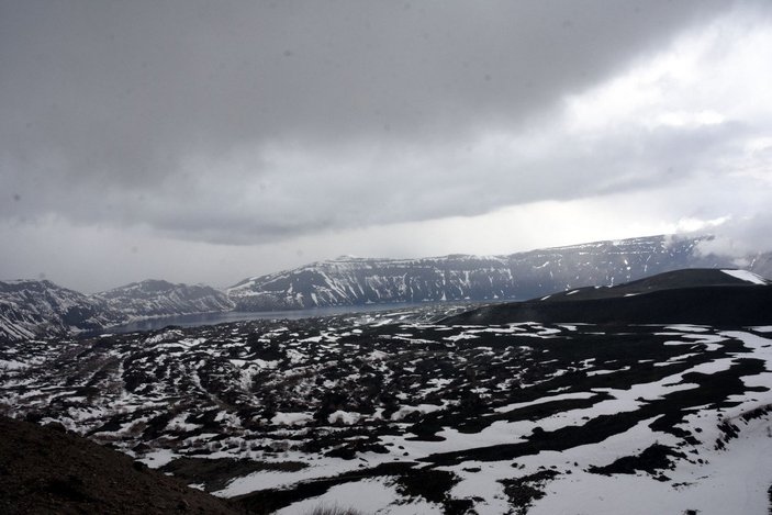 Bitlis Nemrut Krater Gölü'nün çevresinde karla mücadele sürüyor