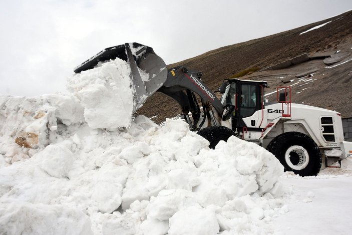 Bitlis Nemrut Krater Gölü'nün çevresinde karla mücadele sürüyor