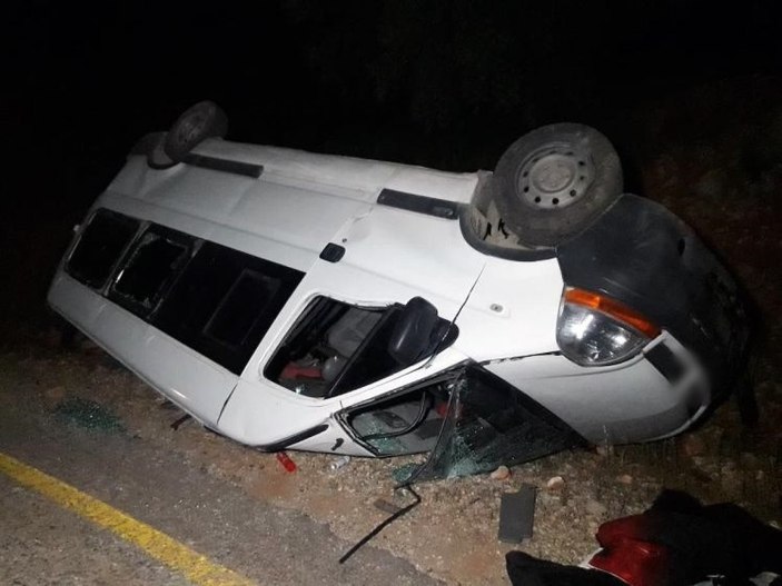 Muğla'da göçmenlerin bulunduğu minibüs kaza yaptı
