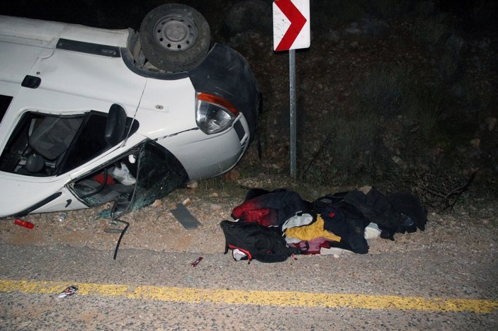 Muğla'da göçmenlerin bulunduğu minibüs kaza yaptı