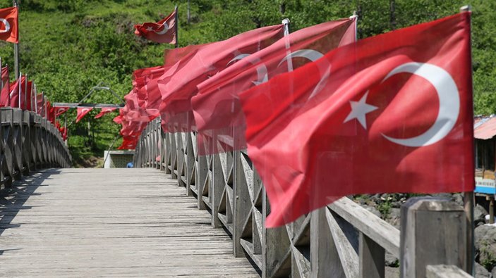 Giresun'da konuşma engeli olan adam köprüyü Türk bayraklarıyla süsledi