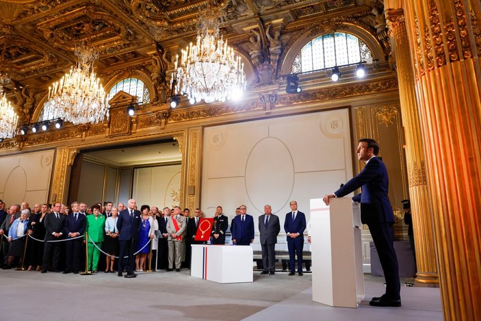 Emmanuel Macron için tören düzenlendi