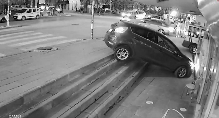 Ankara’da otomobil ile taksi çarpıştı