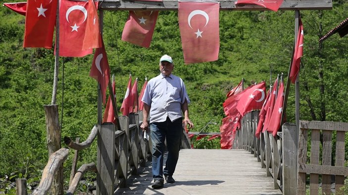 Giresun'da konuşma engeli olan adam köprüyü Türk bayraklarıyla süsledi