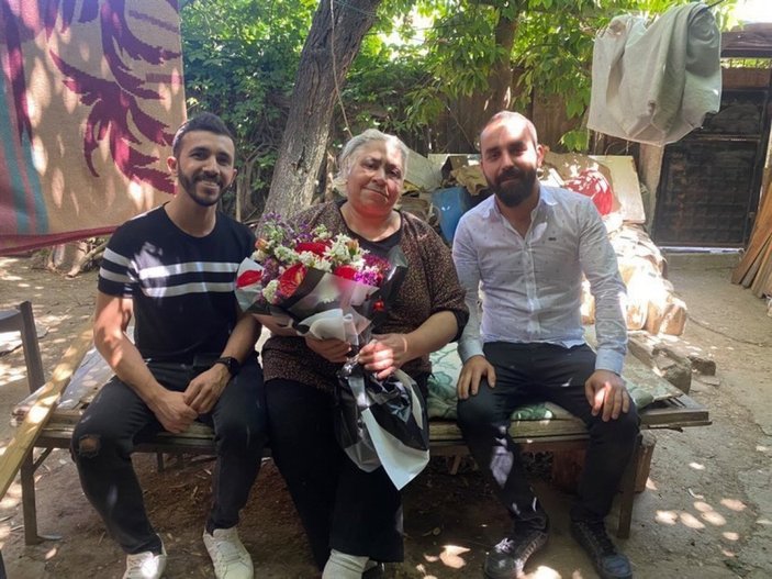 Adana'da hiç kimsesi olmayan kadına Anneler Günü'nde ziyaretçi akını