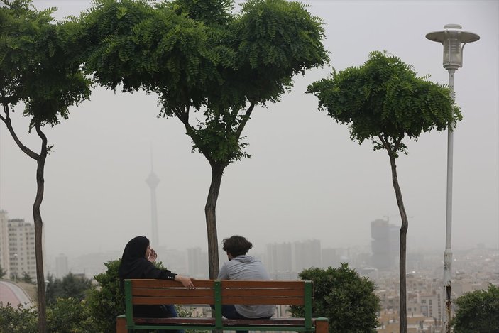 Tahran'da okullar, hava kirliliği nedeniyle tatil edildi