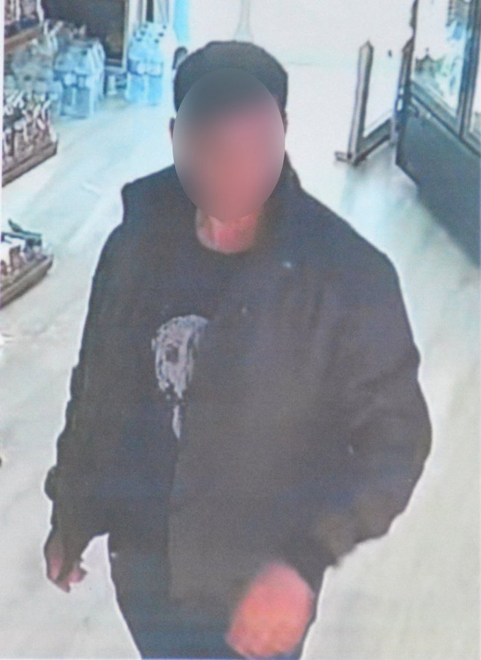 Zeytinburnu'ndaki esnaf, hırsızın resmini dükkanının camına astı