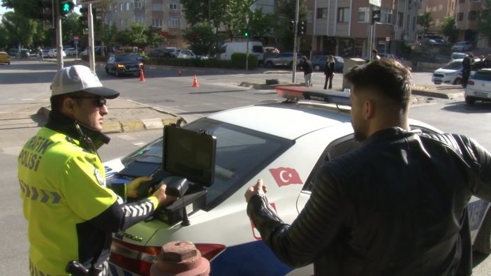 Kadıköy'de alkollü sürücünün çarptığı araç takla attı: 1 yaralı