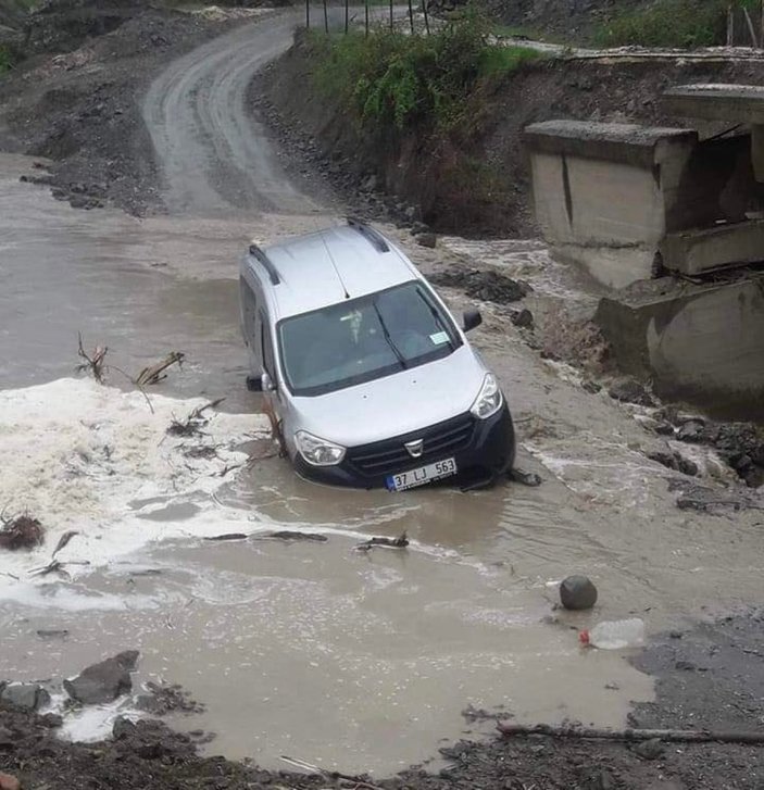 Kastamonu'da 14 köyü birbirine bağlayan köprü sele dayanamadı