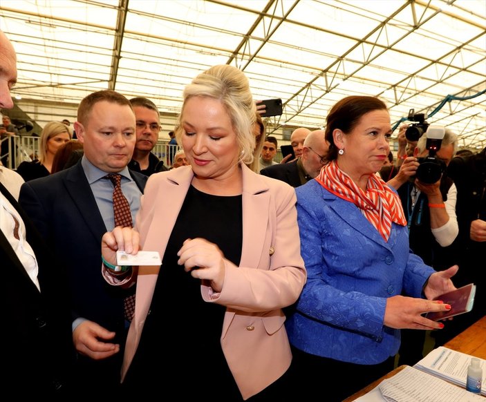 Kuzey İrlanda seçimlerini, bağımsızlık yanlısı Sinn Fein kazandı