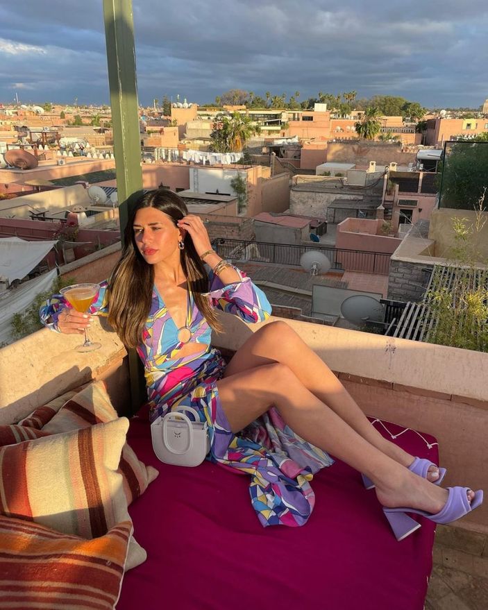 Sibil Çetinkaya kasığına kadar yırtmacı ve kıvraklığıyla akılları baştan aldı! 'Hiç giyinmeseydin'