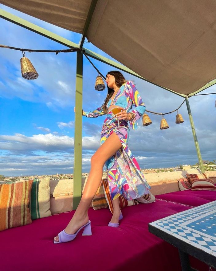 Sibil Çetinkaya kasığına kadar yırtmacı ve kıvraklığıyla akılları baştan aldı! 'Hiç giyinmeseydin'