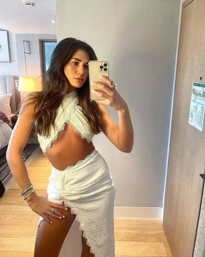 Sibil Çetinkaya kasığına kadar yırtmacı ve kıvraklığıyla akılları baştan aldı! 'Hiç giyinmeseydin'