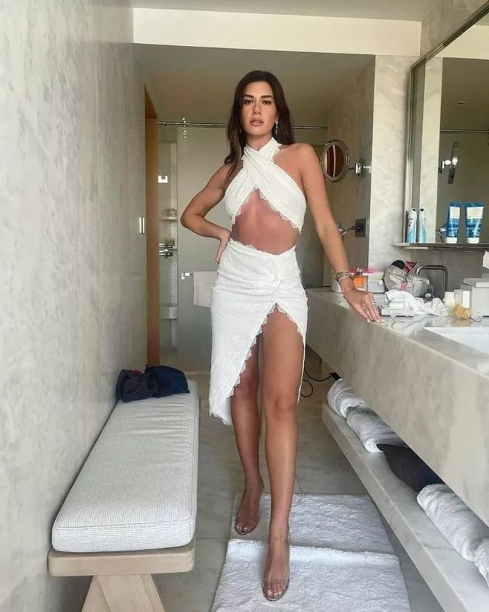 Sibil Çetinkaya kasığına kadar yırtmacı ve kıvraklığıyla akılları baştan aldı! 'Hiç giyinmeseydin'