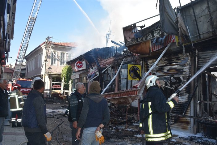 Afyonkarahisar'da yangın: 15 iş yeri küle döndü