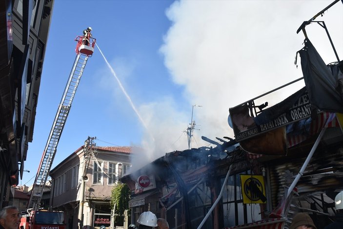 Afyonkarahisar'da yangın: 15 iş yeri küle döndü