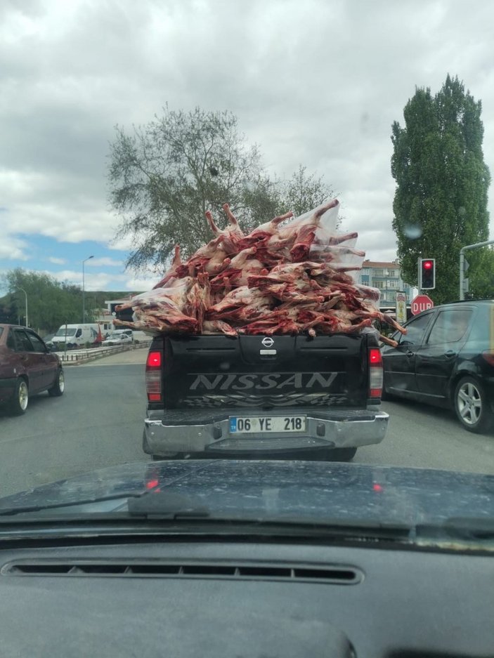 Ankara’da kilolarca et kamyonet kasasında taşındı