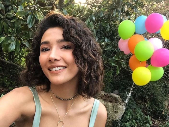 Aybüke Pusat süper mini eteğiyle sosyal medyayı yıktı, beğeni butonu çöktü! 'Sen neymişsin ya..'