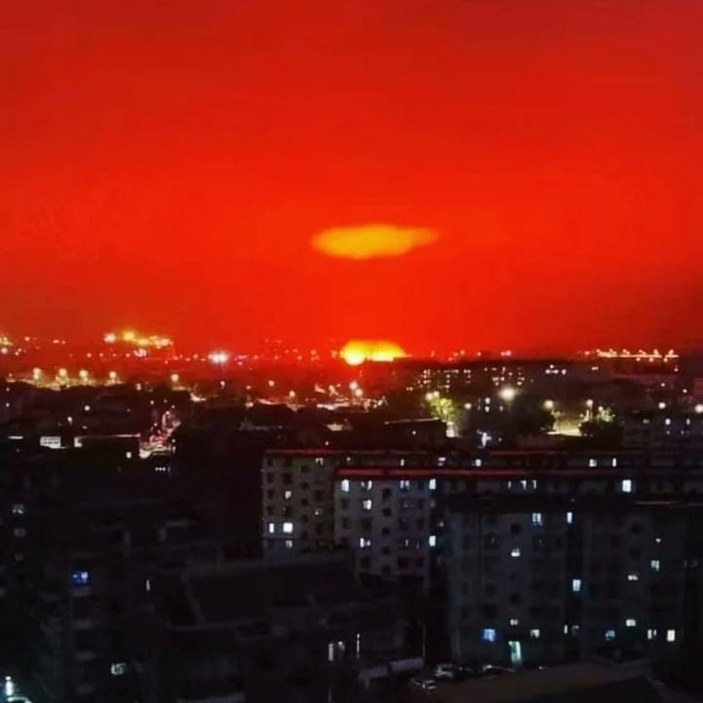 Çin’de gökyüzü kızıla boyandı