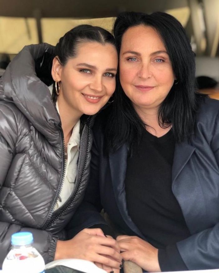 Gönül Dağı'nın Dilek'i annesini paylaştı, sosyal medya yıkıldı! Masmavi gözleriyle kendine hayran bıraktı