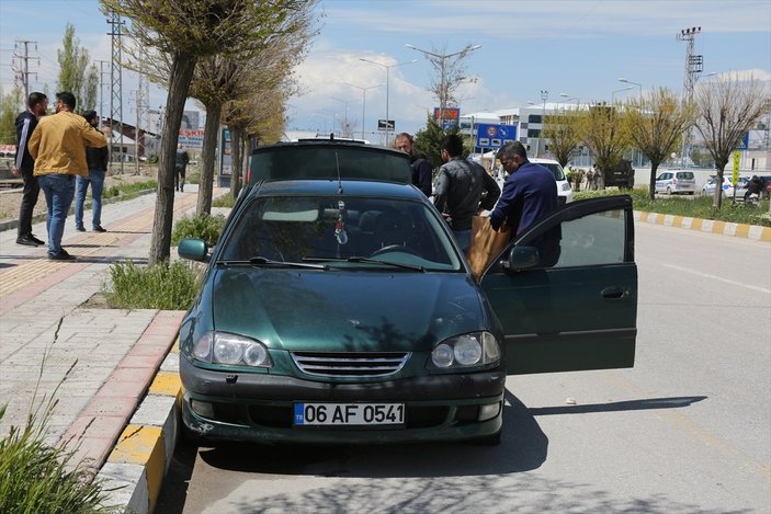 Van'da kaçak göçmen taşıyan sürücü, polise çarptı