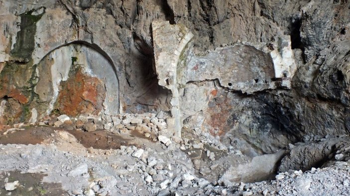Antalya'da tarihi mağara kilise, kaçak kazılarla talan edildi