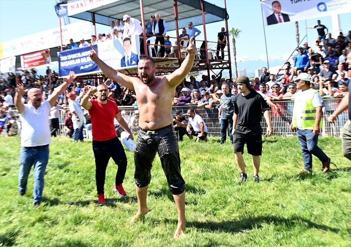 Kumluca Yağlı Güreşlerinin başpehlivanı Yusuf Can Zeybek oldu