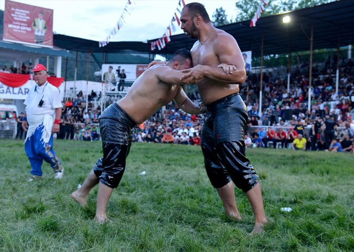 Kumluca Yağlı Güreşlerinin başpehlivanı Yusuf Can Zeybek oldu