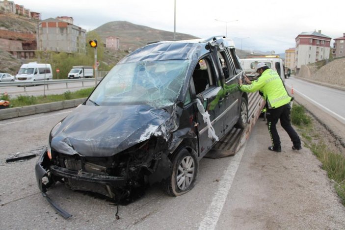 Bayburt'ta köpeğe çarpmamak için kaza yaptı: 2 yaralı