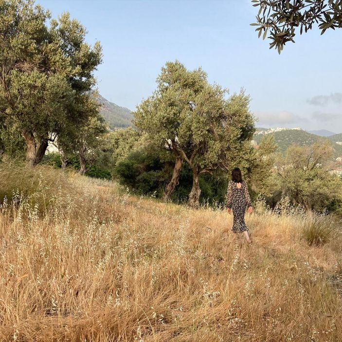 Diriliş Ertuğrul'un Halime'si salına salına yürüdü, göğüs dekoltesiyle akılları aldı! 'Etrafı göremedik'