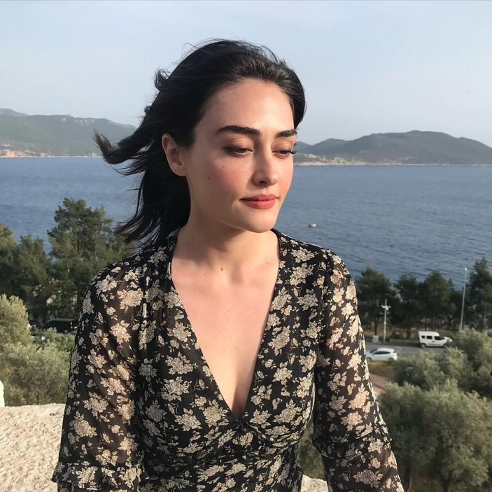 Diriliş Ertuğrul'un Halime'si salına salına yürüdü, göğüs dekoltesiyle akılları aldı! 'Etrafı göremedik'