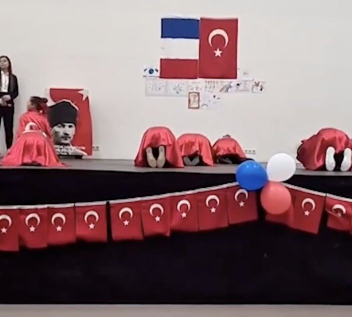 Fransa'daki bir Türk okulundan 23 Nisan görüntüleri