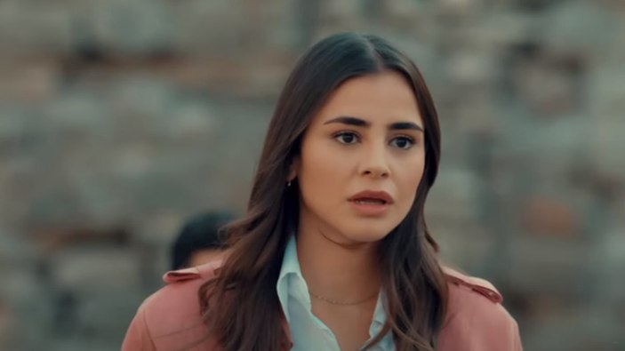Gönül Dağı'nın Asuman'ı havuz başında bikinisiz poz verdi! Islak vücudu ve dekoltesi görenin nabzını yükseltti