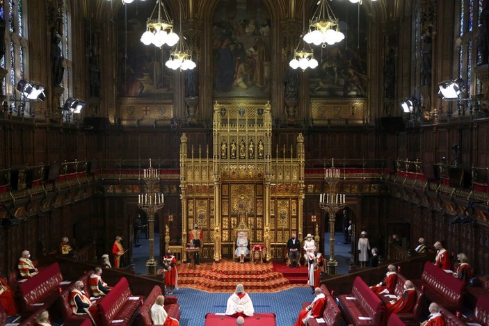 Kraliçe Elizabeth, parlamentodaki açılış törenine katılmadı