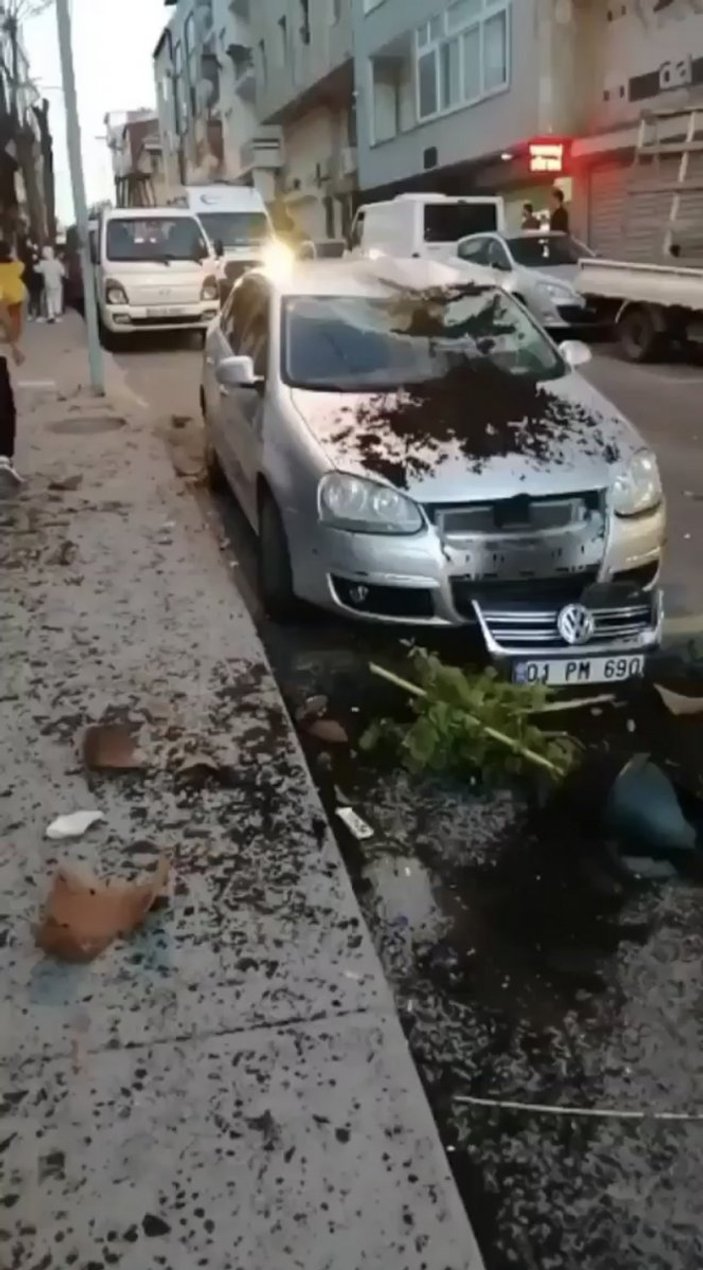 Kağıthane'de çatıya çıkan madde bağımlısı, kiremitleri sokağa attı