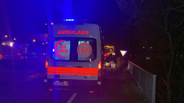 Kocaeli'de otomobil bariyere çarptı, sürücü yaralandı